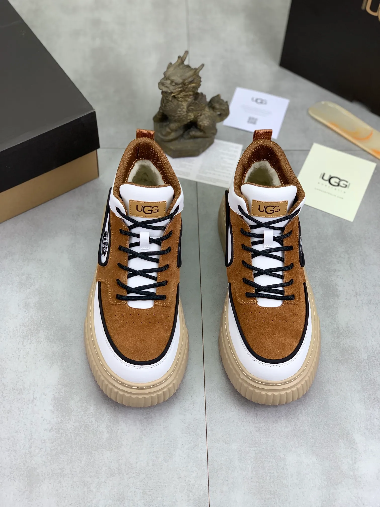 Men's shoes 💰P640 [New style] 💰 🆘 "Real wool" [UGG] 👉The popular men's shoes are synchronized with the official website 🔰The quality of the genuine products [satisfied] is not comparable to the imitations in the general market 🌀The upper is imported Italian frosted cowhide, and the lining is: foot pad 🅰️ grade 🐑Real wool👻Only Grade A can show the effect The hand feels smooth and delicate 🔱The shoe shape is grand, only genuine manufacturers can do it 🎄The perfect toughness of the original outsole 👻⬛️ allows customers to say goodbye to one-time consumption. Real wool lining, super warm. Available in black, brown and gray. Size: 39-44